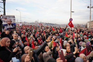 İSTANBUL, TURKEY - HAZİRAN 01, 2024: Sultanahmet Meydanı 'nda toplanan insanlar Filistin' i desteklemek için Galata Köprüsü 'ne yürüdü