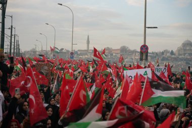 İSTANBUL, TURKEY - HAZİRAN 01, 2024: Sultanahmet Meydanı 'nda toplanan insanlar Filistin' i desteklemek için Galata Köprüsü 'ne yürüdü