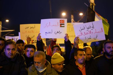 İSTANBUL, TURKEY - HAZİRAN 01, 2024: Sultanahmet Meydanı 'nda toplanan insanlar Filistin' i desteklemek için Galata Köprüsü 'ne yürüdü