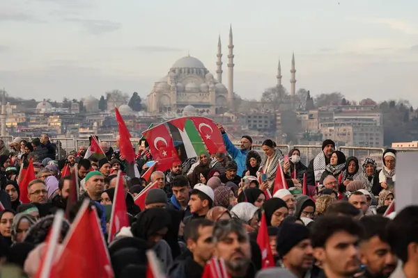 İSTANBUL, TURKEY - HAZİRAN 01, 2024: Sultanahmet Meydanı 'nda toplanan insanlar Filistin' i desteklemek için Galata Köprüsü 'ne yürüdü