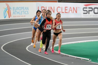 İSTANBUL, TURKIYE - 10 Şubat 2024: Atakoy Atletizm Arenasında Balkan Atletizm Şampiyonası sırasında koşan sporcular