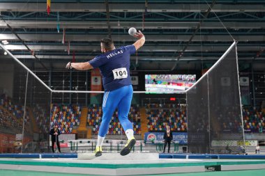 İSTANBUL, TURKIYE - 10 Şubat 2024: Balkan Atakoy Atletizm Şampiyonası sırasında vurulan tanımlanamayan sporcu