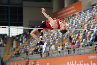 İSTANBUL, TURKIYE - 17 Şubat 2024: Atakoy Atletizm Arena 'da düzenlenen Türk Salon Atletizm Şampiyonası sırasında tanımlanamayan yüksek atlama sporcusu