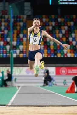 İSTANBUL, TURKIYE - 17 Şubat 2024: Atakoy Atletizm Arenasında düzenlenen Türk Salon Atletizm Şampiyonası sırasında tanımlanamayan atlet