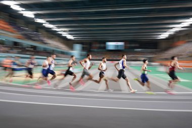 İSTANBUL, TÜRKİYE - 17 Şubat 2024: Atakoy Atletizm Arena 'da düzenlenen Türk Salon Atletizm Şampiyonası sırasında koşan sporcular