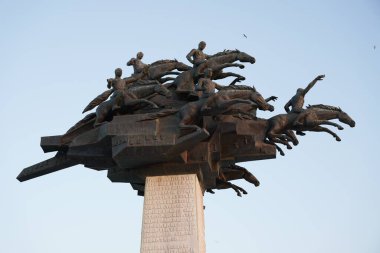 İzmir, TURKIYE - 21 Ekim 2023: Gundogdu Meydanı 'nda Cumhuriyet Ağacı Heykeli, Alsancak