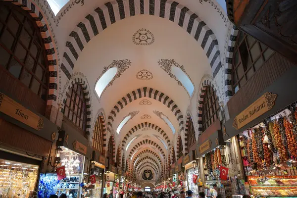 İSTANBUL, TÜRKİYE - 3 Temmuz 2023: insanlar Spice Bazaar 'da alışveriş yapıyor. Baharat Pazarı İstanbul 'un en eski pazarlarından biri.