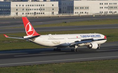 ISTANBUL, TURKIYE - Kasım 05, 2022: Türk Havayolları Airbus A330-303 (1713) İstanbul Uluslararası Havaalanına indi