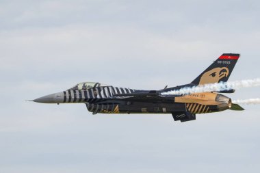 İSTANBUL, TÜRKİYE - 29 Nisan 2023: SOLOTURK, Türk Hava Kuvvetleri Generali Dinamik F-16C İstanbul Teknofest sırasında İstanbul Atatürk Havalimanı 'nda Falcon' da sergileniyor