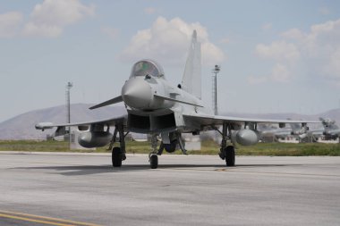KONYA, TURKIYE - Mayıs 09, 2023: Birleşik Krallık Kraliyet Hava Kuvvetleri Eurofighter Eurofighter FGR4 (BS124) Anadolu Kartal Hava Kuvvetleri Tatbikatı sırasında Konya Havalimanı 'nda taksicilik yapıyor