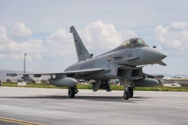 KONYA, TURKIYE - MAYIS 09, 2023: Katar Hava Kuvvetleri Eurofighter EF2000 (MS0002) Anadolu Kartal Hava Kuvvetleri Egzersizi sırasında Konya Havalimanı 'nda taksicilik