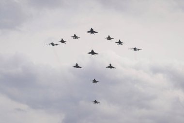 KONYA, TURKIYE - Mayıs 09, 2023: Anadolu Kartal Hava Kuvvetleri Tatbikatı sırasında Konya Havaalanı üzerinde uçan savaş uçakları
