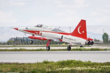 KONYA, TURKIYE - Mayıs 09, 2023: Türk Hava Kuvvetleri Kanadalı NF-5A Özgürlük Savaşçısı Anadolu Kartal Hava Kuvvetleri Tatbikatı sırasında Konya Havalimanı 'ndan havalandı