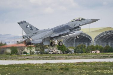 KONYA, TURKIYE - MAYIS 09, 2023: Pakistan Hava Kuvvetleri Lockheed Martin F-16C Fighting Falcon (JE-8) Anadolu Kartal Hava Kuvvetleri Tatbikatı sırasında Konya Havalimanı 'ndan havalanır.