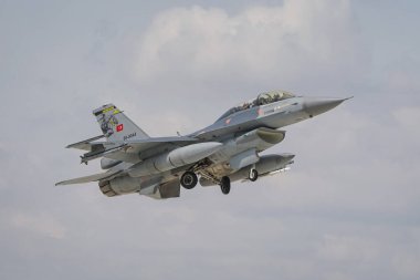KONYA, TURKIYE - MAYIS 09, 2023: Türk Hava Kuvvetleri General Dynamics F-16D Fighting Falcon (4S-14) Anadolu Kartal Hava Kuvvetleri Tatbikatı sırasında Konya Havalimanı 'ndan havalandı