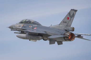 KONYA, TURKIYE - Mayıs 09, 2023: Türk Hava Kuvvetleri Lockheed Martin F-16D Fighting Falcon (4S-23) Anadolu Kartal Hava Kuvvetleri Tatbikatı sırasında Konya Havalimanı 'ndan havalandı