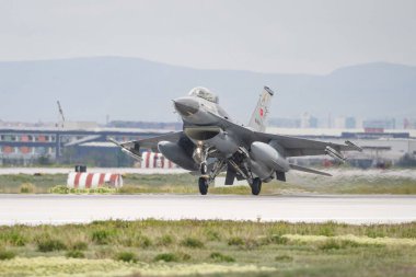 KONYA, TURKIYE - MAYIS 09, 2023: Türk Hava Kuvvetleri General Dynamics F-16C Fighting Falcon (4R-42) Anadolu Kartal Hava Kuvvetleri Tatbikatı sırasında Konya Havalimanı 'na iniş yaptı