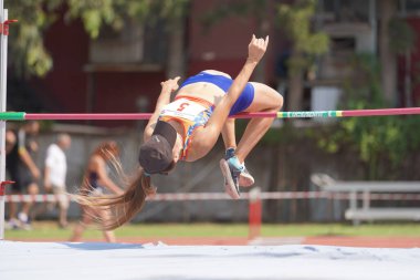 IZMIR, TURKIYE - Temmuz 05, 2023: İzmir Seha Aksoy Atletizm Sahasında düzenlenen Süper Lig müsabakalarında tanımlanamayan yüksek atlamacı