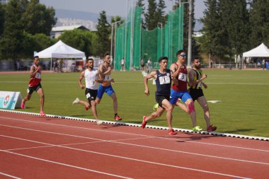 IZMIR, TURKIYE - 5 Temmuz 2023: İzmir Seha Aksoy Atletizm Alanında Süper Lig Yarışmaları sırasında koşan sporcular