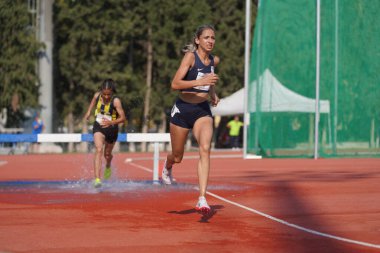 IZMIR, TURKIYE - Temmuz 05, 2023: İzmir Seha Aksoy Spor Sahasında düzenlenen Süper Lig müsabakaları sırasında 3000 metre engelli koşan tanımlanamayan sporcu