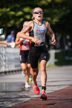 BALIKESIR, TURKIYE - Ağustos 05, 2023: Balikesir 'de Avrupa Triatlon Koşu ve Bayrak Yarışları Şampiyonası' nda koşan tanımlanamayan sporcu