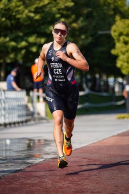 BALIKESIR, TURKIYE - Ağustos 05, 2023: Balikesir 'de Avrupa Triatlon Koşu ve Bayrak Yarışları Şampiyonası' nda koşan tanımlanamayan sporcu