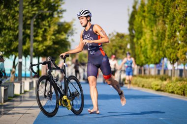 BALIKESIR, TURKIYE - Ağustos 05, 2023: Balikesir 'de Avrupa Triatlon Koşu ve Bayrak Yarışları' nda bisiklet bileşenlerinde yarışan tanımlanamayan sporcu