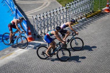 BALIKESIR, TURKIYE - AĞUSTOS 05, 2023: Avrupa Triatlon Sprint ve Röle Şampiyonası 'nda yarışan sporcular