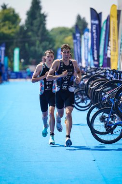 BALIKESIR, TURKIYE - AĞUSTOS 05, 2023: Balikesir 'de Avrupa Triatlon Koşu ve Bayrak Yarışları Şampiyonası' nda yarışan sporcular