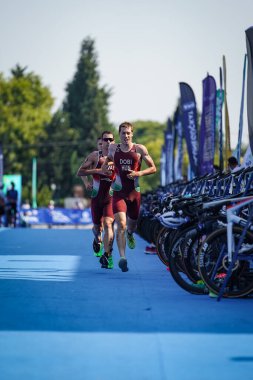 BALIKESIR, TURKIYE - AĞUSTOS 05, 2023: Balikesir 'de Avrupa Triatlon Koşu ve Bayrak Yarışları Şampiyonası' nda yarışan sporcular