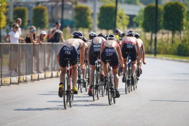 BALIKESIR, TURKIYE - AĞUSTOS 05, 2023: Balikesir 'de Avrupa Triatlon Koşu ve Bayrak Yarışları Şampiyonası' nda yarışan sporcular