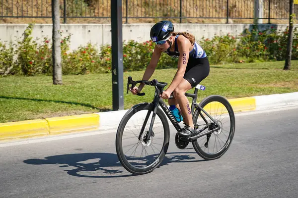 BALIKESIR, TURKIYE - Ağustos 05, 2023: Balikesir 'de Avrupa Triatlon Koşu ve Bayrak Yarışları' nda bisiklet bileşenlerinde yarışan tanımlanamayan sporcu