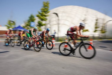 BALIKESIR, TURKIYE - AĞUSTOS 05, 2023: Avrupa Triatlon Sprint ve Röle Şampiyonası 'nda yarışan sporcular