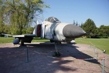 ESKISEHIR, TURKIYE - 17 Eylül 2023: Türk Hava Kuvvetleri McDonnell Douglas RF-4E Fantom II (4043) Vecihi Hurkus Havacılık Parkı 'nda sergilendi