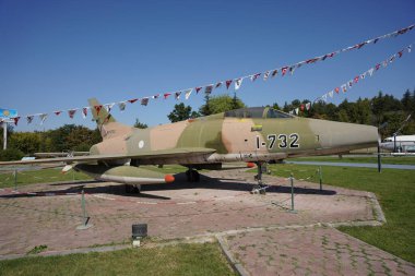 ESKISEHIR, TURKIYE - 17 Eylül 2023: Türk Hava Kuvvetleri Kuzey Amerika F-100C Super Sabre (214-24) Vecihi Hurkus Havacılık Parkı 'nda sergilendi