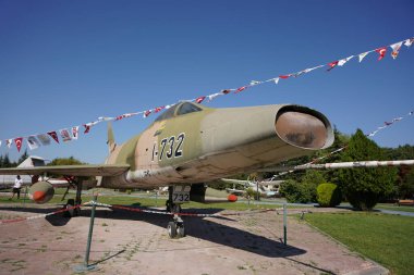 ESKISEHIR, TURKIYE - 17 Eylül 2023: Türk Hava Kuvvetleri Kuzey Amerika F-100C Super Sabre (214-24) Vecihi Hurkus Havacılık Parkı 'nda sergilendi