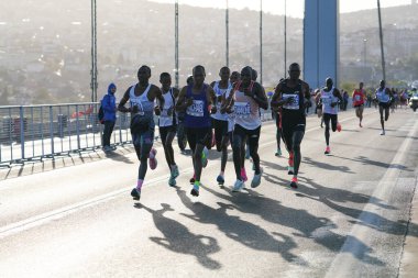 İSTANBUL, TÜRKİYE - Kasım 05, 2023: 45 'te koşan sporcular. Bir yarışta iki kıtayı kapsayan İstanbul maratonu.