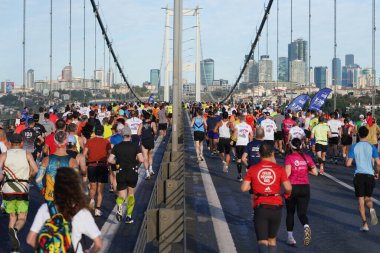 İSTANBUL, TÜRKİYE - Kasım 05, 2023: 45 'te koşan sporcular. Bir yarışta iki kıtayı kapsayan İstanbul maratonu.