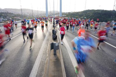 İSTANBUL, TÜRKİYE - Kasım 05, 2023: 45 'te koşan sporcular. Bir yarışta iki kıtayı kapsayan İstanbul maratonu.