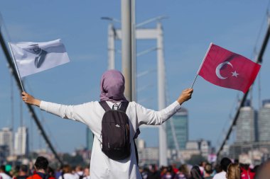 İSTANBUL, TÜRKİYE - Kasım 05, 2023: 45 'te bayraklar üzerinde koşan sporcular. Bir yarışta iki kıtayı kapsayan İstanbul maratonu.