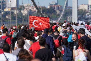 İSTANBUL, TÜRKİYE - Kasım 05, 2023: 45 'te bayraklar üzerinde koşan sporcular. Bir yarışta iki kıtayı kapsayan İstanbul maratonu.