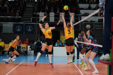 ISTANBUL, TURKIYE - 29 Kasım 2023: Vakıfbank 'ta Zehra Gunes, Vakıfbank' ta Vero Volley Milano CEV Şampiyonlar Ligi Voleybolu Şampiyonlar Ligi Voleybol karşılaşması