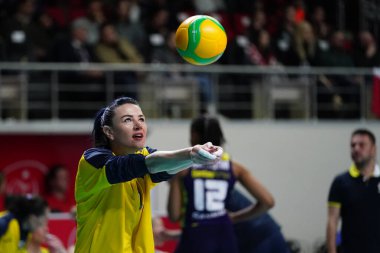 ISTANBUL, TURKIYE - 16 Ocak 2024: Meryem Boz, Burhan Felek Spor Salonu 'nda oynanan Fenerbahçe Opet vs Grot Budowlani Lodz CEV Şampiyonlar Ligi Volesi karşılaşmasından önce ısınıyor