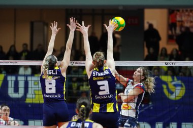 ISTANBUL, TURKIYE - 16 Ocak 2024: Asli Kalac ve Magdalena Stysiak, Burhan Felek Spor Salonu 'nda oynanan Fenerbahçe Opet-Grot Budowlani Lodz CEV Şampiyonlar Ligi Volley karşılaşmasında