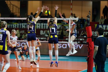 ISTANBUL, TURKIYE - 16 Ocak 2024: Eda Erdem Dundar ve Bojana Drca, Burhan Felek Spor Salonu 'nda oynanan Fenerbahçe Opet-Grot Budowlani Lodz CEV Şampiyonlar Ligi Voleybol Ligi Şampiyonlar Ligi karşılaşmasında
