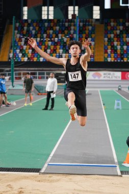 İSTANBUL, TURKIYE - 13 Ocak 2024: Atakoy Atletizm Arenası 'nda düzenlenen Türkiye Atletizm Federasyonu Olimpiyat Eşiği sırasında uzun atlama