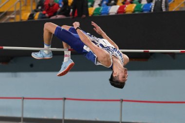 İSTANBUL, TURKIYE - 13 Ocak 2024: Atakoy Atletizm Arenasında düzenlenen Türkiye Atletizm Federasyonu Olimpiyat Eşiği sırasında tanımlanamayan yüksek atlama