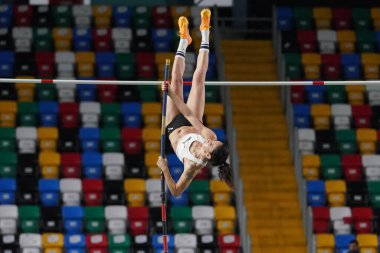 İSTANBUL, TURKIYE - 20 HAZİRAN 2024: Atakoy Atletizm Arenasında düzenlenen Türkiye Atletizm Federasyonu Olimpiyat Eşiği sırasında tanımlanamayan atlet sırığı atlama yarışı