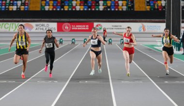 İSTANBUL, TURKIYE - 20 HAZİRAN 2024: Atakoy Atletizm Arenası 'nda Türkiye Atletizm Federasyonu Olimpiyat Eşiği sırasında 60 metre koşan sporcular