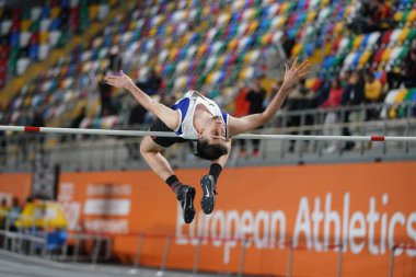 İSTANBUL, TURKIYE - 20 HAZİRAN 2024: Atakoy Atletizm Arenasında düzenlenen Türkiye Atletizm Federasyonu Olimpiyat Eşiği sırasında tanımlanamayan yüksek atlama